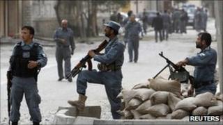 Afghan police on guard in Kabul (13 Sept 2011)