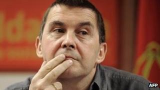 Arnaldo Otegi giving a press conference in San Sebastian in 2009