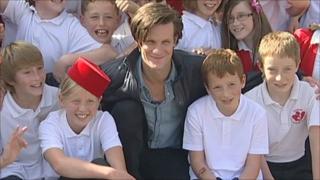 Matt Smith with pupils from Oakley Junior School in Basingstoke