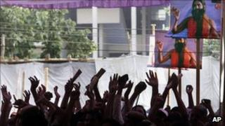 Followers of yogi Baba Ramdev cheer during his hunger strike in Delhi (4 June 2011)