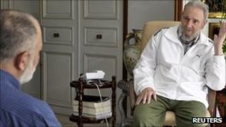 Former Cuban leader Fidel Castro and Venezuelan television journalist Mario Silva (left) talk during an interview in Havana on 4 September 2011 - picture released by CubaDebate