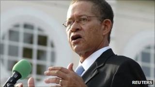 Bruce Golding makes his inaugural address after he was sworn in as Jamaican Prime Minister in Kingston in this 11 September 2007 file photo.