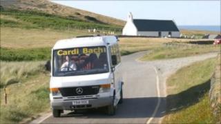 Cardi Bach ym Mwnt