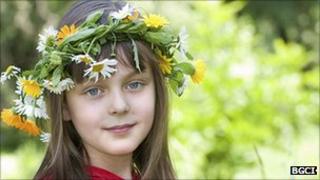 Girl wearing a floral garland (Image: BGCI)