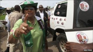 Liberia's President Ellen Johnson Sirleaf gives instructions to her bodyguard in Monrovia (9 October)