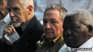 Vice Presidents Ramiro Valdez (l) and Esteban Lazo (r) flank President Raul Castro