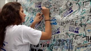 Woman writes message to Gilad Shalit