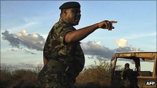 Kenyan security forces get instructions on 15 October 2011 during a search mission near Liboi, Kenya's border town with Somalia after two Spanish aid workers were kidnapped from Kenya's Dadaab refugee camp
