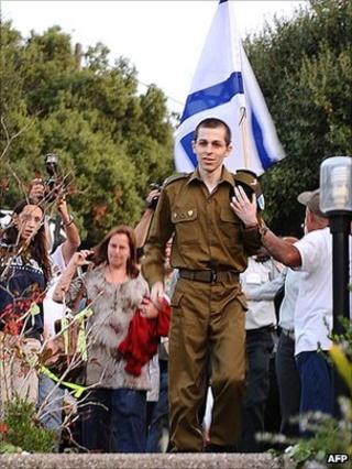 Gilad Shalit arrives at his home in Mitzpe Hila on 18 October 2011