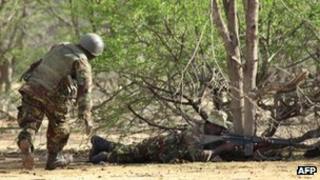 Kenyan soldiers advance near Liboi in Somalia, on 18 October 2011,