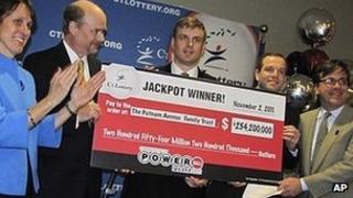 Tim Davidson (2nd left), Greg Skidmore (c) and Brandon Lacoff (2nd right) with their winnings cheque