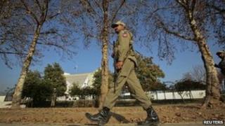 A paramilitary soldier patrols outside the Supreme Court building in Islamabad (December 30, 2011)