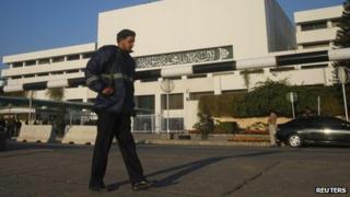 A policeman patrols in front of the Pakistani parliament (12.01.12)