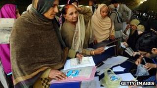 Pakistani heart patients return faulty medicine at the Punjab Institute of Cardiology