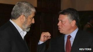 Jordan's King Abdullah (R) and Hamas chief Khaled Meshaal in Amman, Jordan (28 Jan 2012)