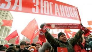 Supporters of the Russian Communist Party rally in Moscow against election violations ahead of the March presidential polls. (21 January 2012)