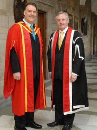 Bryn Terfel gydag Is-Ganghellor Prifysgol Bangor, yr Athro John Hughes