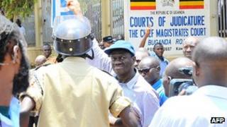 Kizza Besigye (C) outside a court in Kampala, 28 March 2012