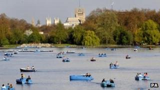 People enjoy bank holiday in 2009
