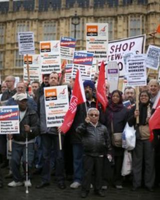 Gweithwyr Remploy yn protestio tu allan i San Steffan ar Ebrill 20