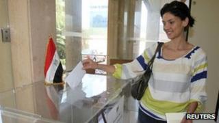 A woman casts her ballot at the Egyptian embassy in Beirut, Lebanon (11 May 2012)