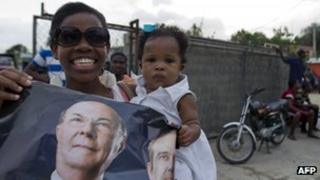 A supporter of Hipolito Mejia