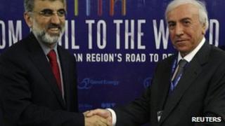 Kurdistan Regional Government Natural Resources Minister Ashti Hawrami (R) shakes hands with Turkey's Energy Minister Taner Yildiz (20 May 2012)