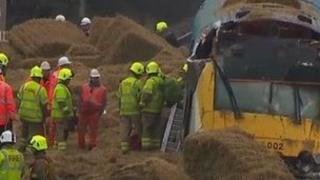 Y tren yn dilyn y ddamwain