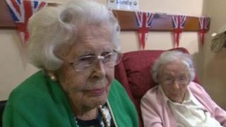 Marjorie Ruddle (l) and Dorothy Richards