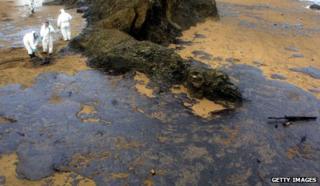 Oil leak in Bakio caused by sunken tanker Prestige