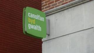 Arwydd canolfan waith