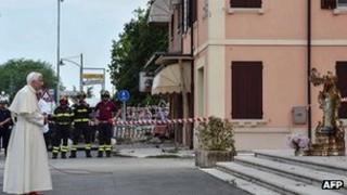 Pope prays on visit to quake-affected town