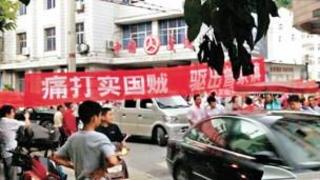 The banner reads "beat the traitors, drive them from the town"