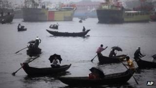 People cross river in Dhaka. Photo: June 2012