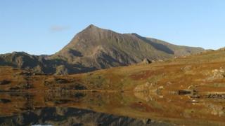 Crib Goch tu ôl i Lyn Cwmfynnon (Peter Ellwood)
