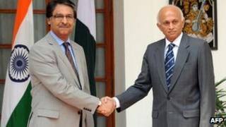 Pakistan Foreign Secretary Jalil Abbas Jilani (L) shakes hands with Indian Foreign Secretary Ranjan Mathai (R) ahead of delegation level talks in New Delhi on July 4, 2012