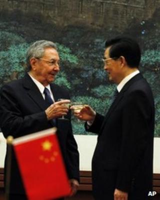 Cuban President Raul Castro, left, toasts with Chinese President Hu Jintao, right, during a signing ceremony at the Great Hall of the People in Beijing, China, 5 July, 2012