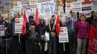 Gweithwyr Remploy yn protestio tu allan i San Steffan ar Ebrill 20