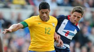 Joe Allen yn ceisio cael y bêl gan Hulk o Frasil yn gêm gyfeillgar Team GB