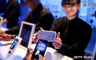 Users trying out the Samsung Galaxy S3