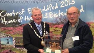 Is-Gadeirydd Cyngor Sir Ddinbych, y Cynghorydd Ray Bartley a John Glyn Jones, Cadeirydd Pwyllgor Gwaith Eisteddfod Sir Ddinbych 2013 gyda Chwpan yr Eidalwyr, gyflwynwyd i'r sir gan yr Eisteddfod dros y penwythnos.