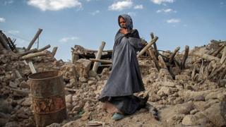 A survivor of the Iranian quakes stands near the ruins of damaged houses in Azerbaijan province (image from 13 August 2012)