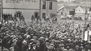 Gweithwyr yn ystod streic 1911 yn llanelli.Llun: Gwasanaeth Llyfrgelloedd Llanelli
