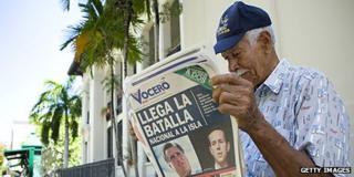 Newspaper reader in Puerto Rico