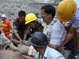 Paramilitary policemen and residents move out an injured man from quake hit Zhaotong town, Yiliang County, in China's southwest Yunnan Province, 8 Sept 2012