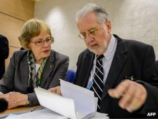 Karen Koning Abu Zayd and Paulo Sergio Pinheiro of the UN Independent Commission of Inquiry on Syria look at a document in Geneva (17 September 2012)