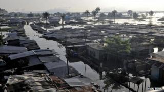 Houses submerged in floodwaters in Idah, in Nigeria's central state of Kogi, 27 September 2012