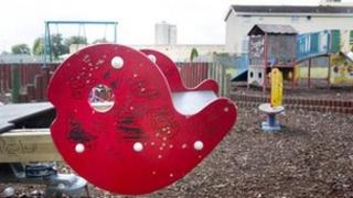 Maes chwarae sydd wedi dirywio