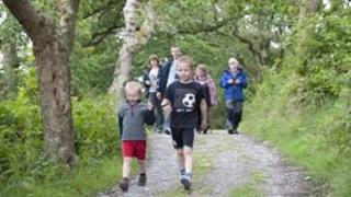 Plant yn RSPB Ynys Hir