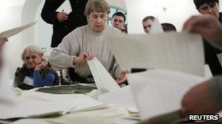 Election workers count votes in Kiev, 28 October